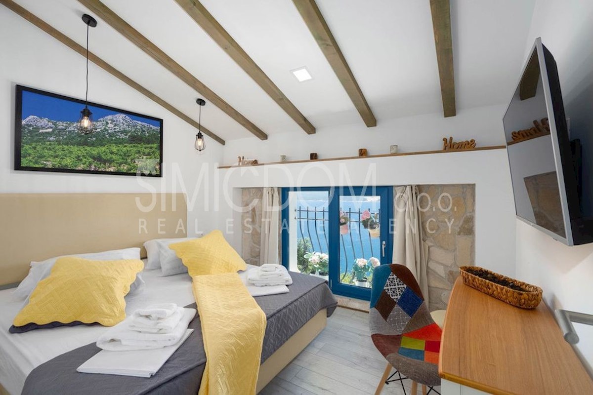 Kamnita hiša z odprtim razgledom, Omiš