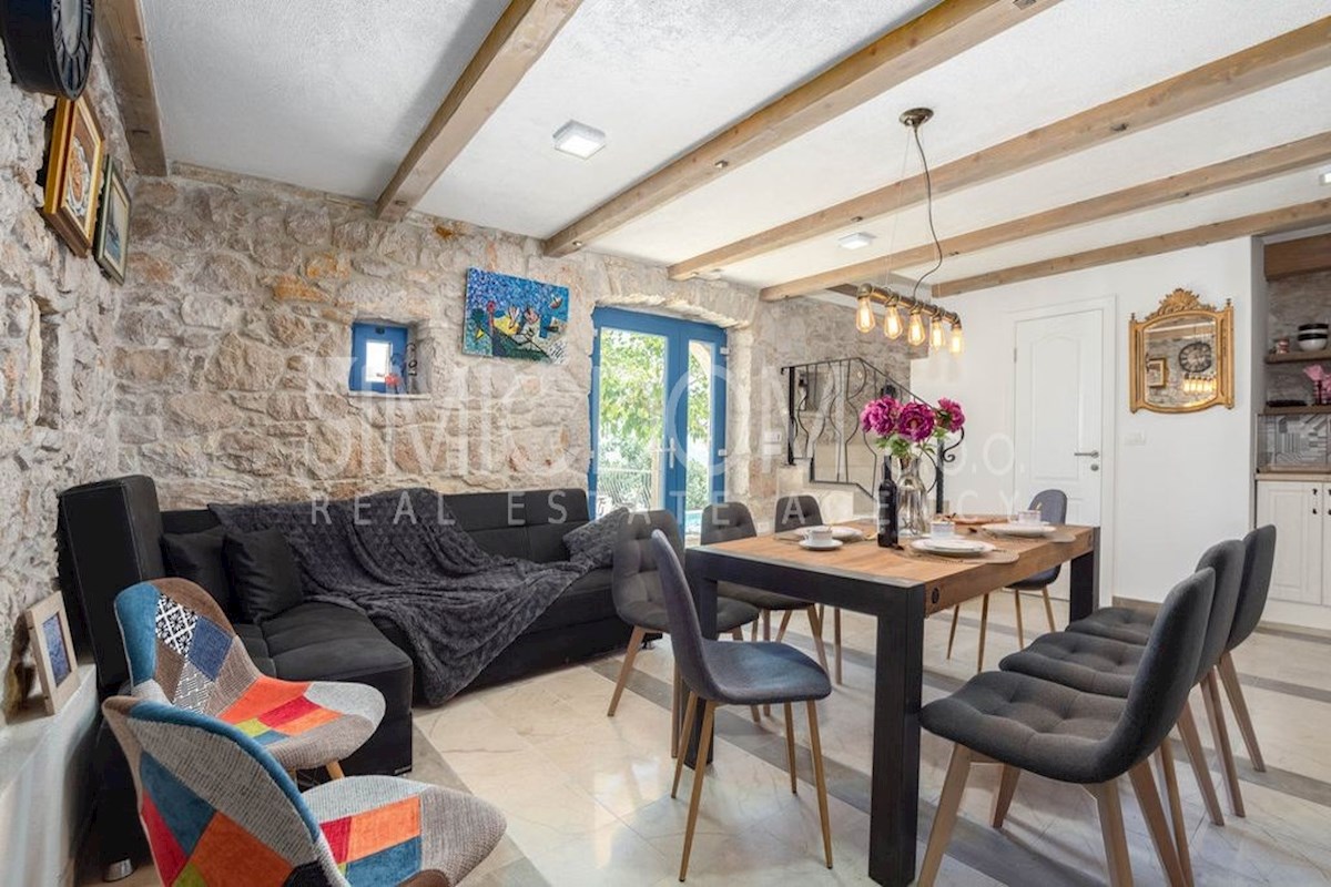 Kamnita hiša z odprtim razgledom, Omiš