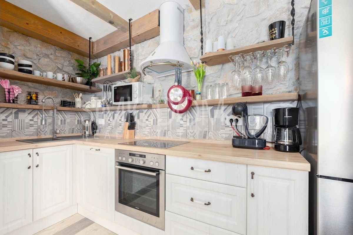 Kamnita hiša z odprtim razgledom, Omiš