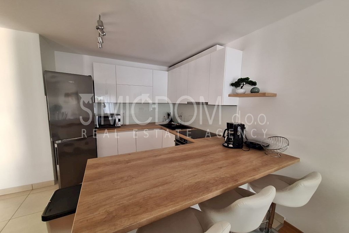 Stanovanje z zasebnim bazenom v centru, Makarska