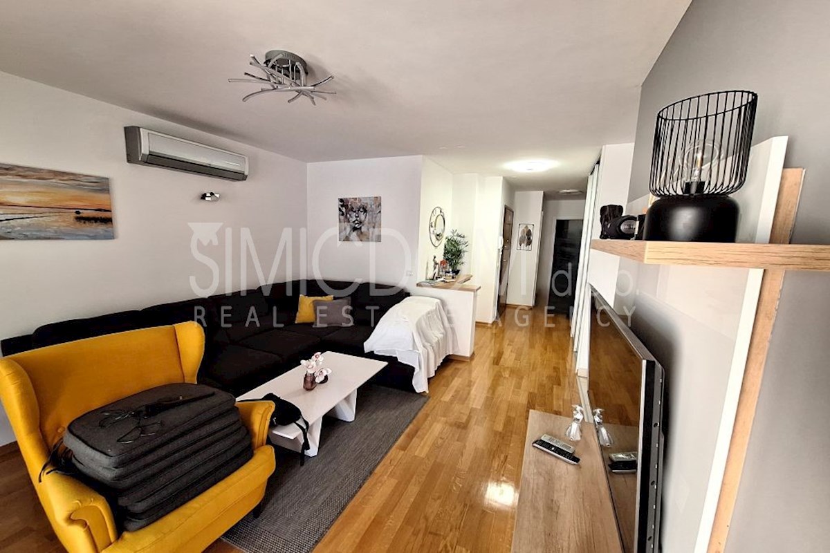 Stanovanje z zasebnim bazenom v centru, Makarska