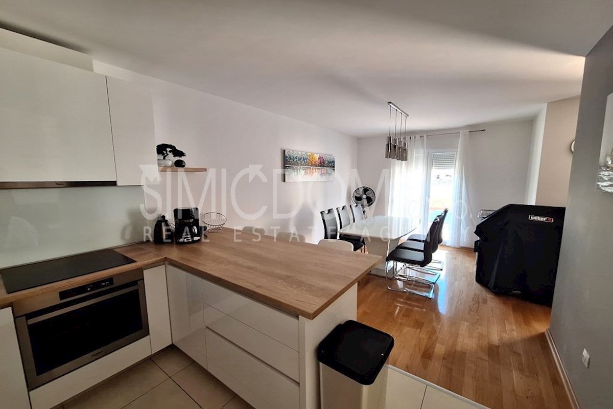 Stanovanje z zasebnim bazenom v centru, Makarska