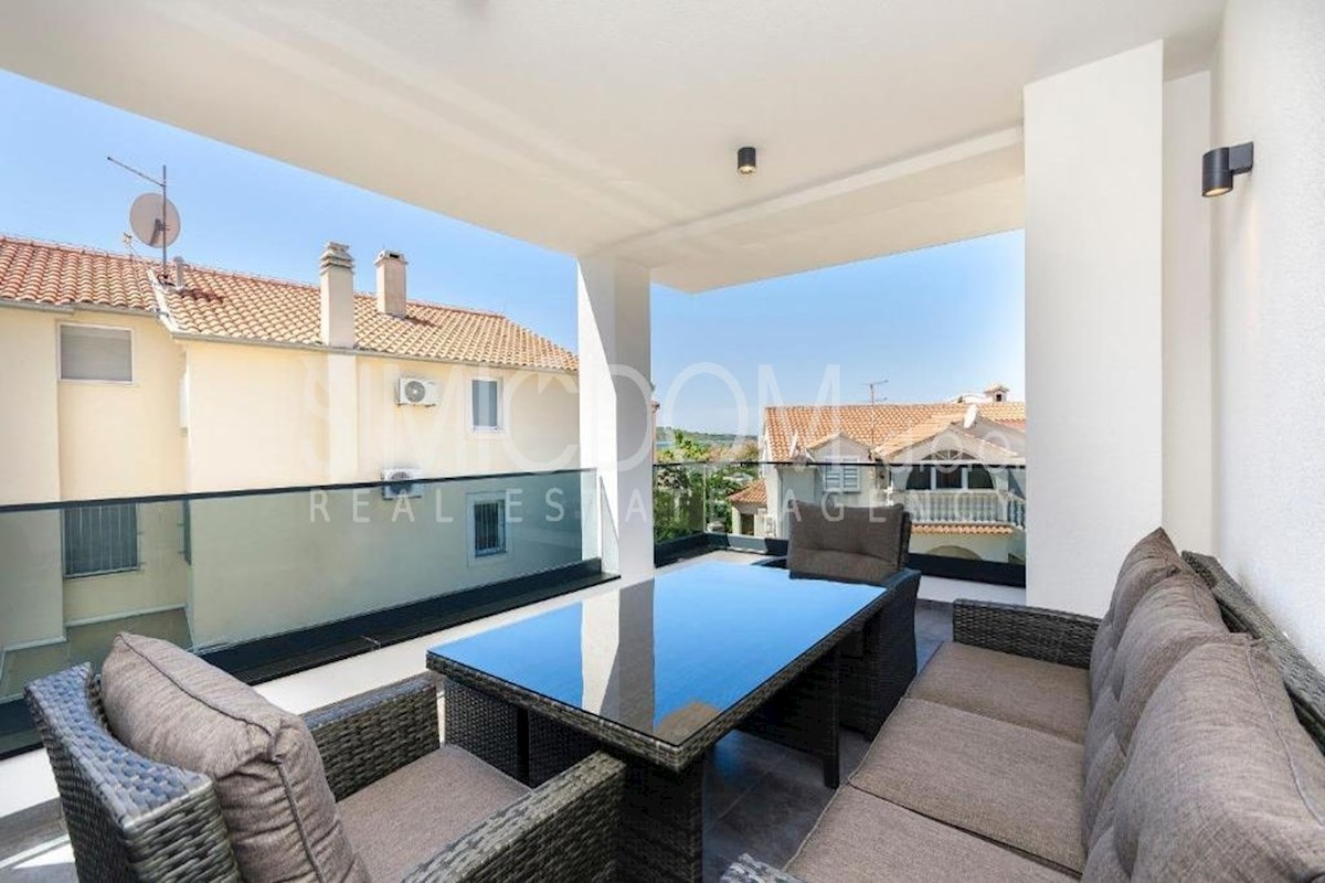 Trisobno stanovanje 50m od plaže, Srima