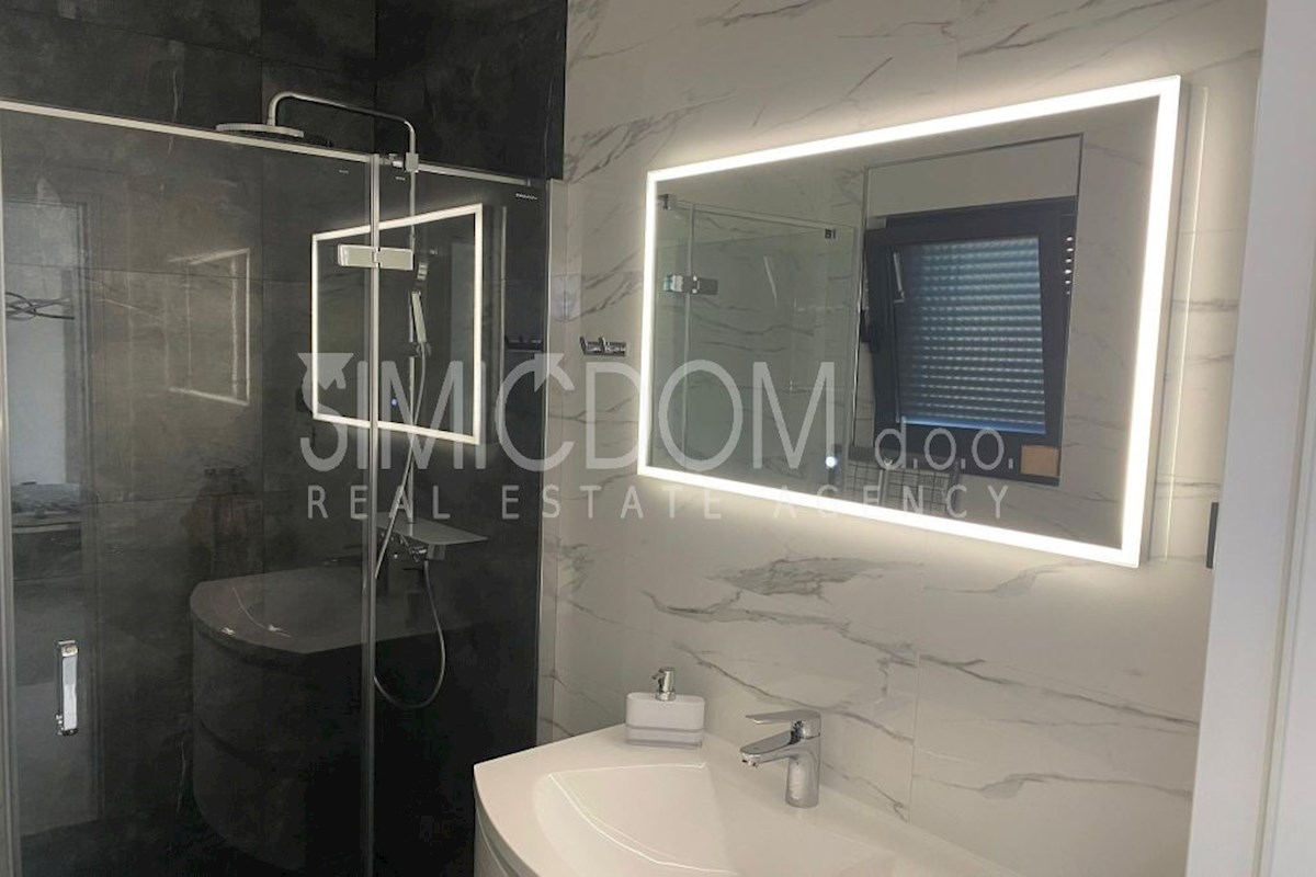 Trisobno stanovanje 50m od plaže, Srima