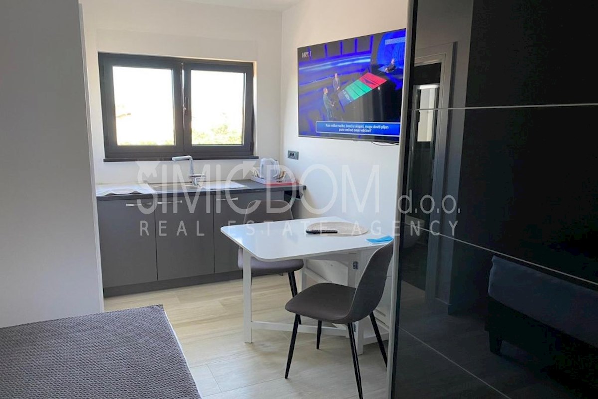 Trisobno stanovanje 50m od plaže, Srima