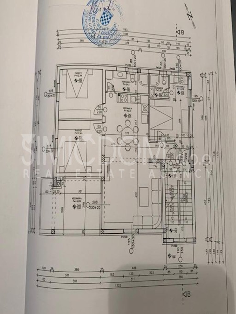 Trisobno stanovanje 50m od plaže, Srima