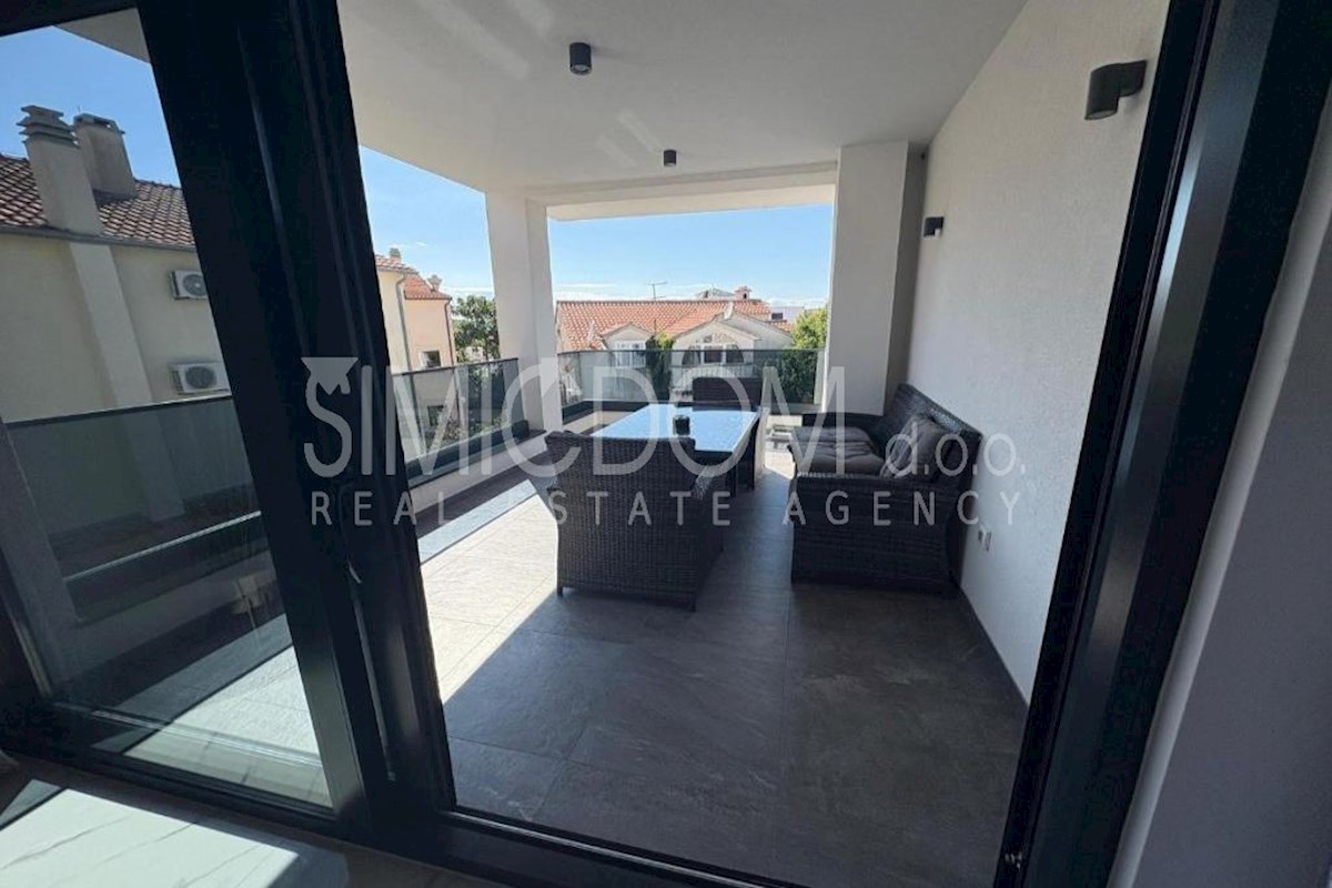 Trisobno stanovanje 50m od plaže, Srima