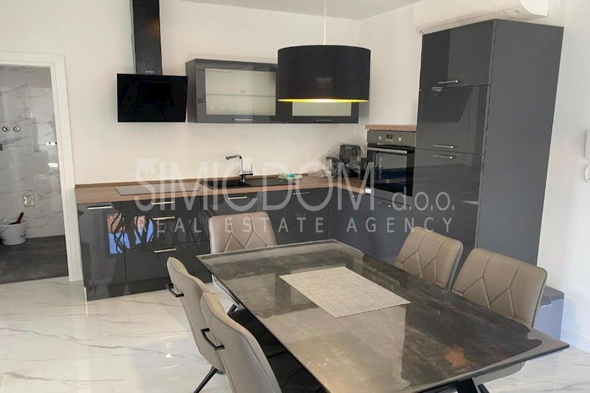 Trisobno stanovanje 50m od plaže, Srima