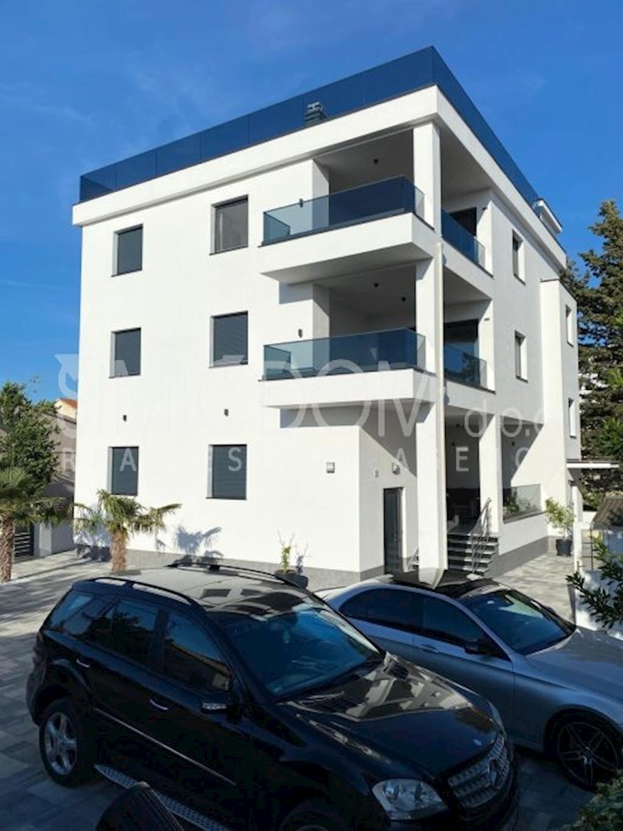 Trisobno stanovanje 50m od plaže, Srima