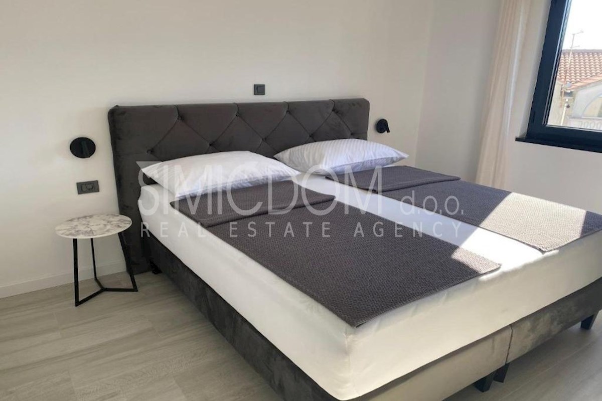 Trisobno stanovanje 50m od plaže, Srima