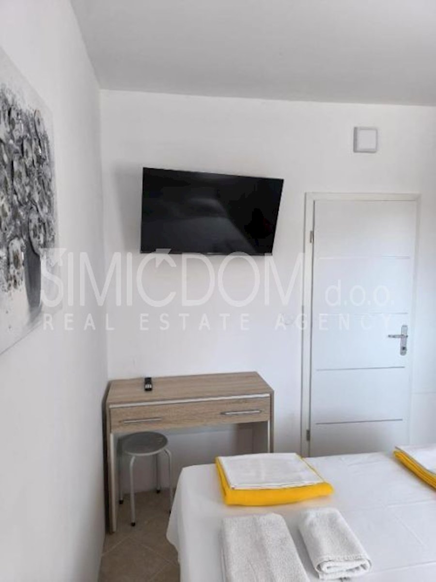 Opremljeno stanovanje pod glavno cesto, Makarska