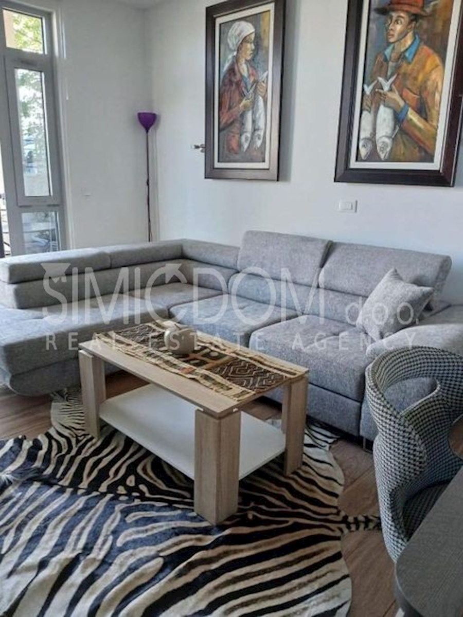 Opremljeno stanovanje pod glavno cesto, Makarska