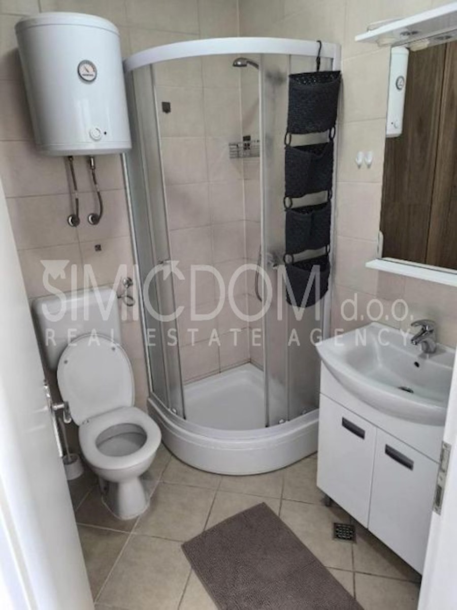 Opremljeno stanovanje pod glavno cesto, Makarska