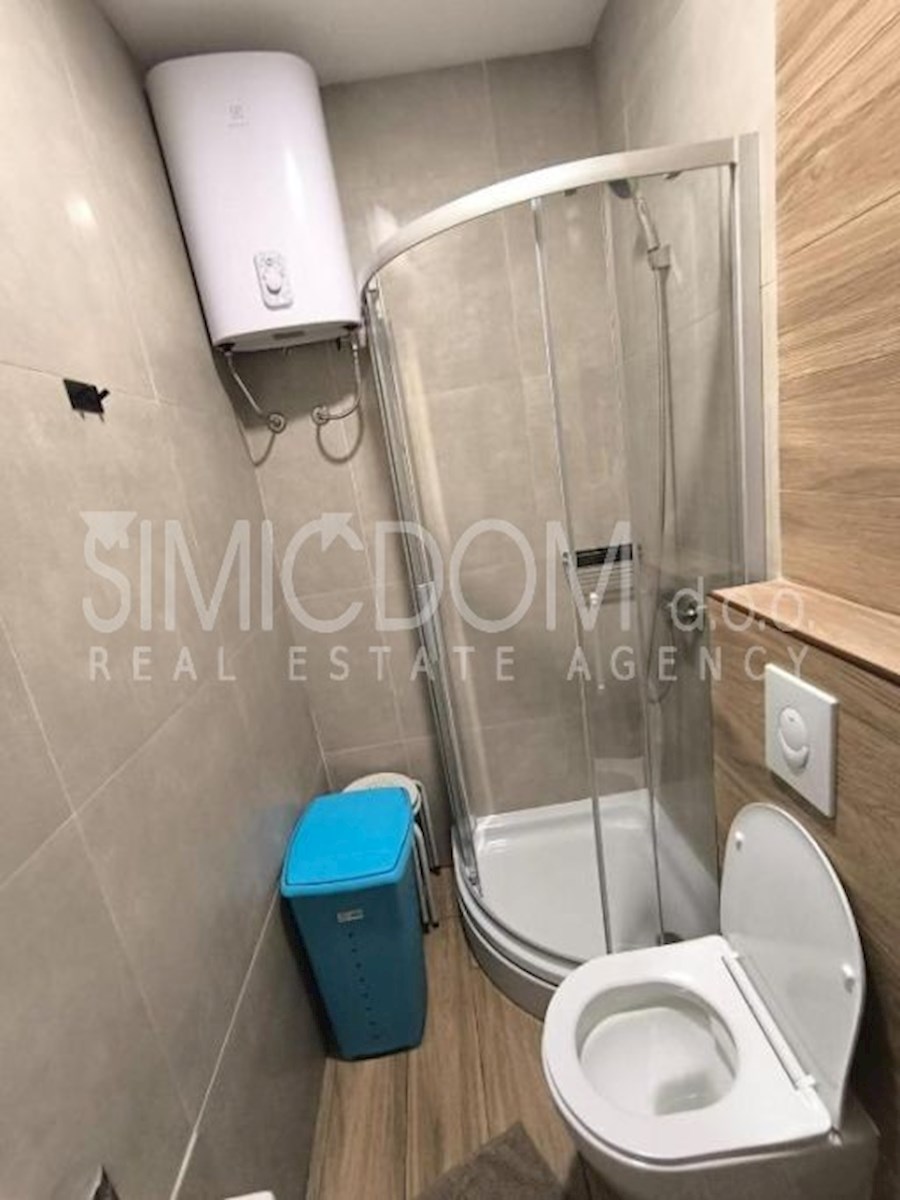 Opremljeno stanovanje pod glavno cesto, Makarska