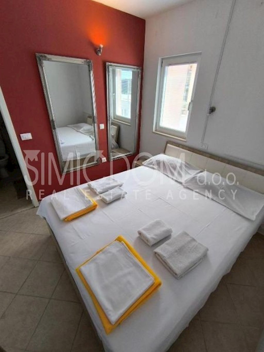 Opremljeno stanovanje pod glavno cesto, Makarska