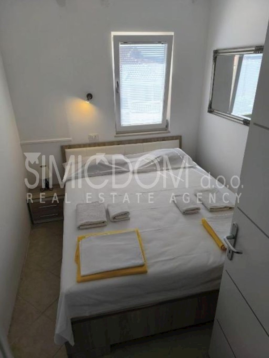 Opremljeno stanovanje pod glavno cesto, Makarska