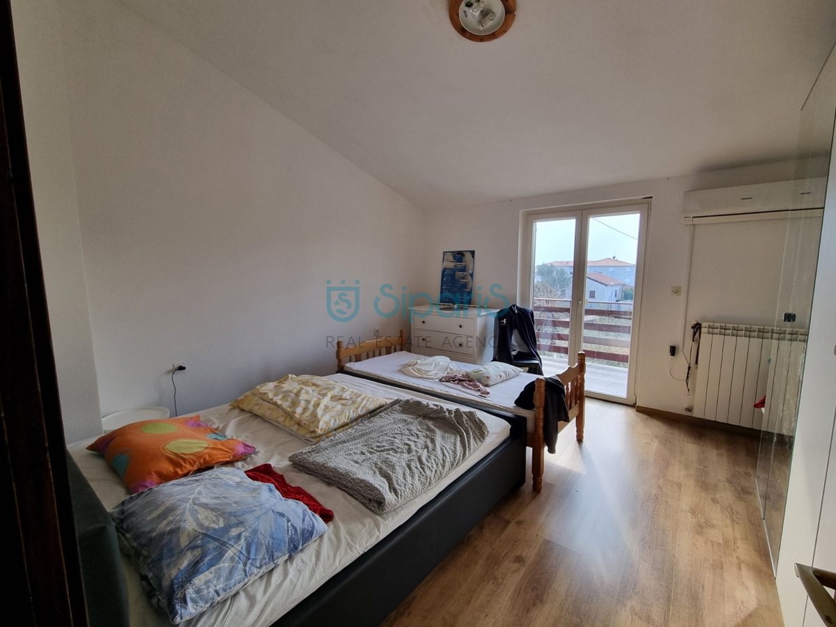 UMAG ZAMBRATIJA DVE HIŠI 400m OD MORJA S 5600M2 VRTA