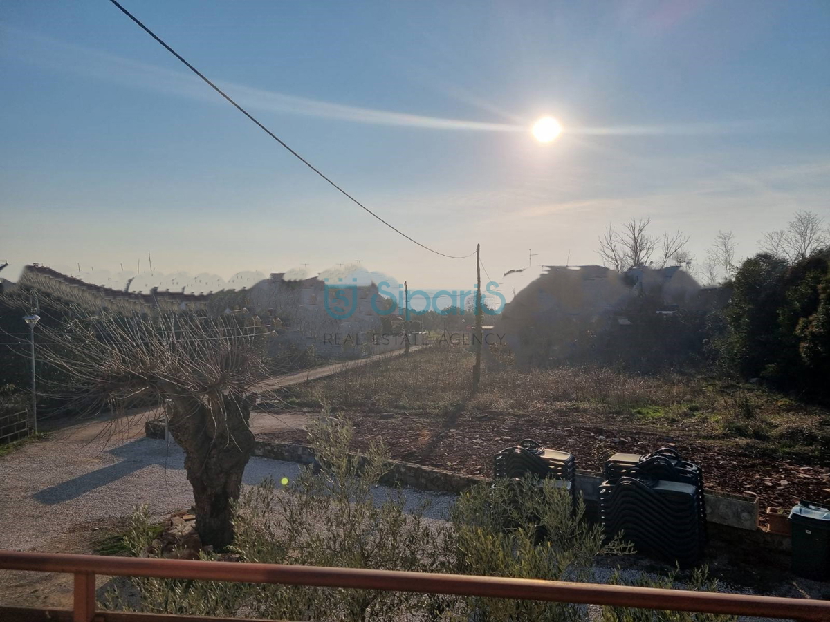 UMAG ZAMBRATIJA DVE HIŠI 400m OD MORJA S 5600M2 VRTA