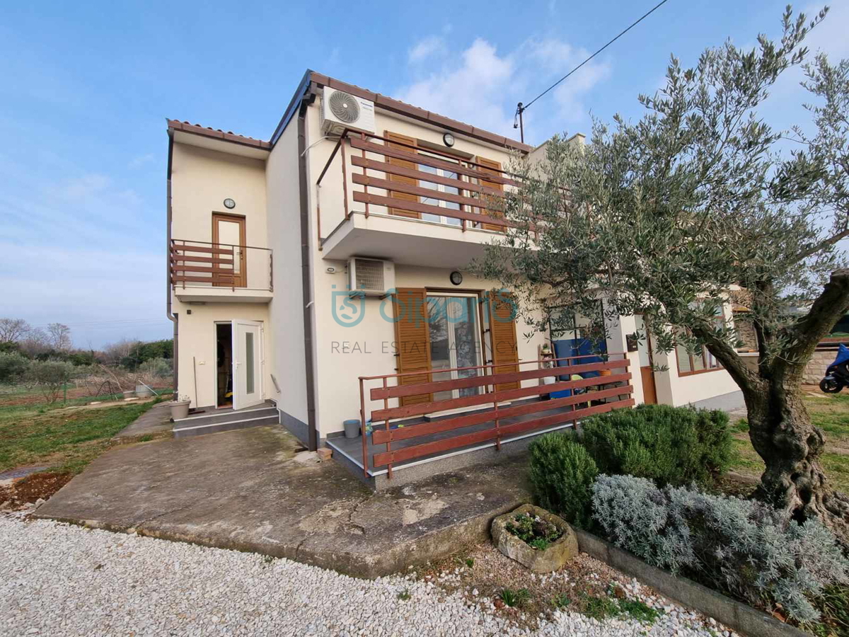 UMAG ZAMBRATIJA DVE HIŠI 400m OD MORJA S 5600M2 VRTA