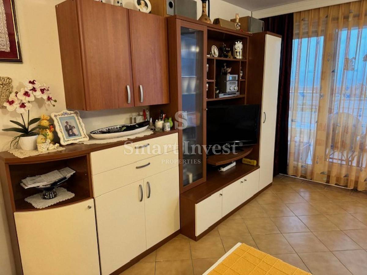 IČIĆI, stanovanje s parkirnim mestom, prva vrsta do morja!