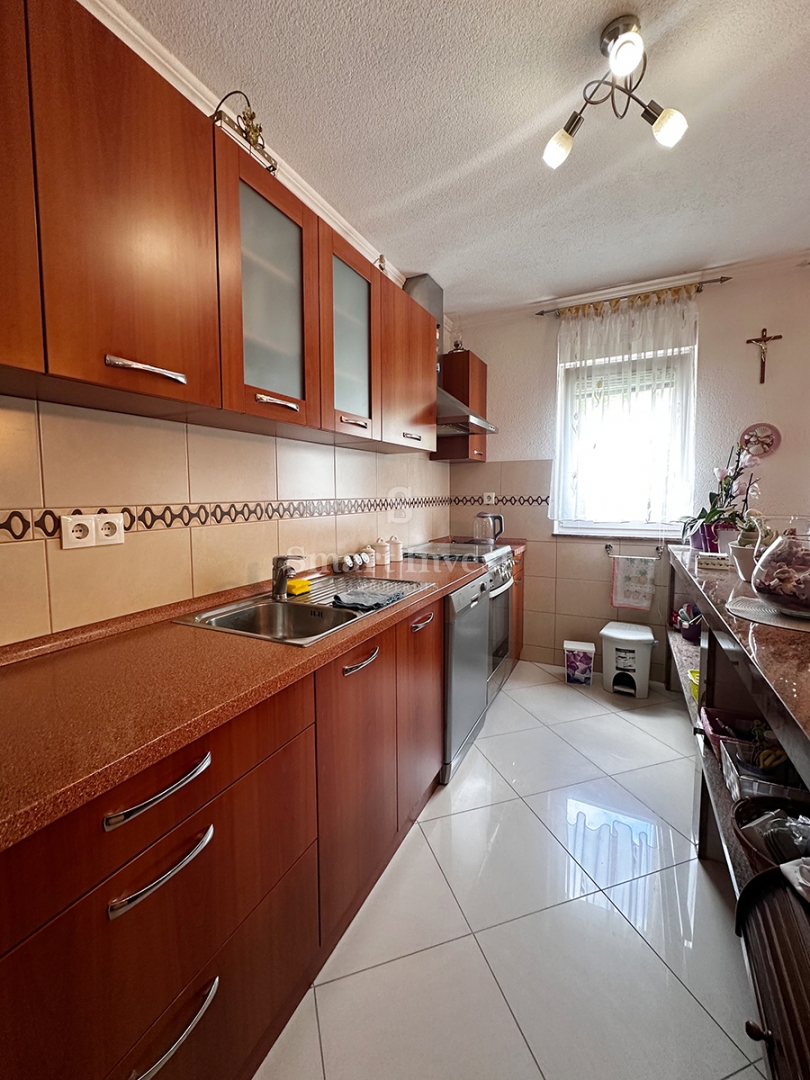 MATULJI - JUŠIĆI, stanovanje v pritličju s parkirnim mestom!