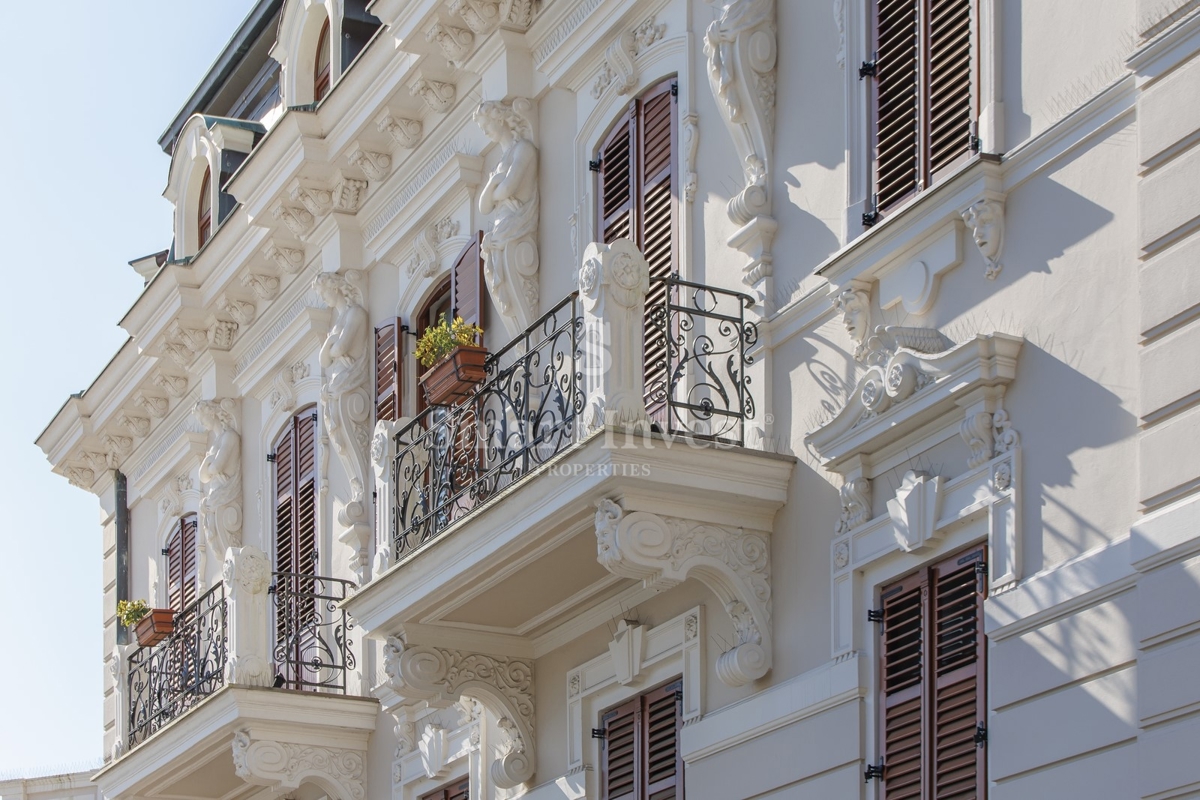 OPATIJA, luksuzno stanovanje z balkonom v stari vili blizu morja