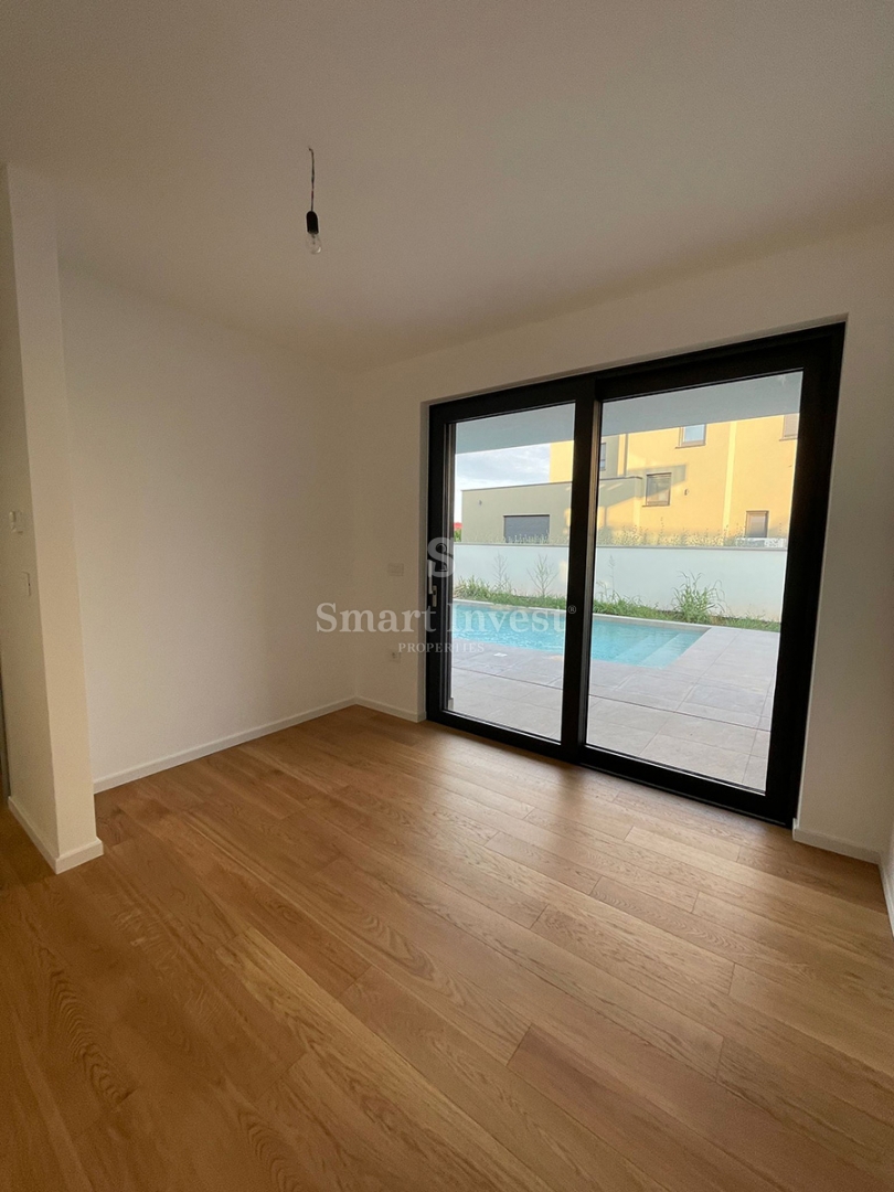 ISTRA - POMER, moderna vila z ogrevanim bazenom tik ob morju in marini