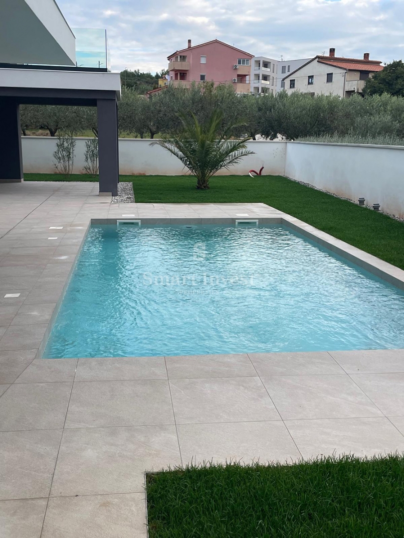 ISTRA - POMER, moderna vila z ogrevanim bazenom tik ob morju in marini