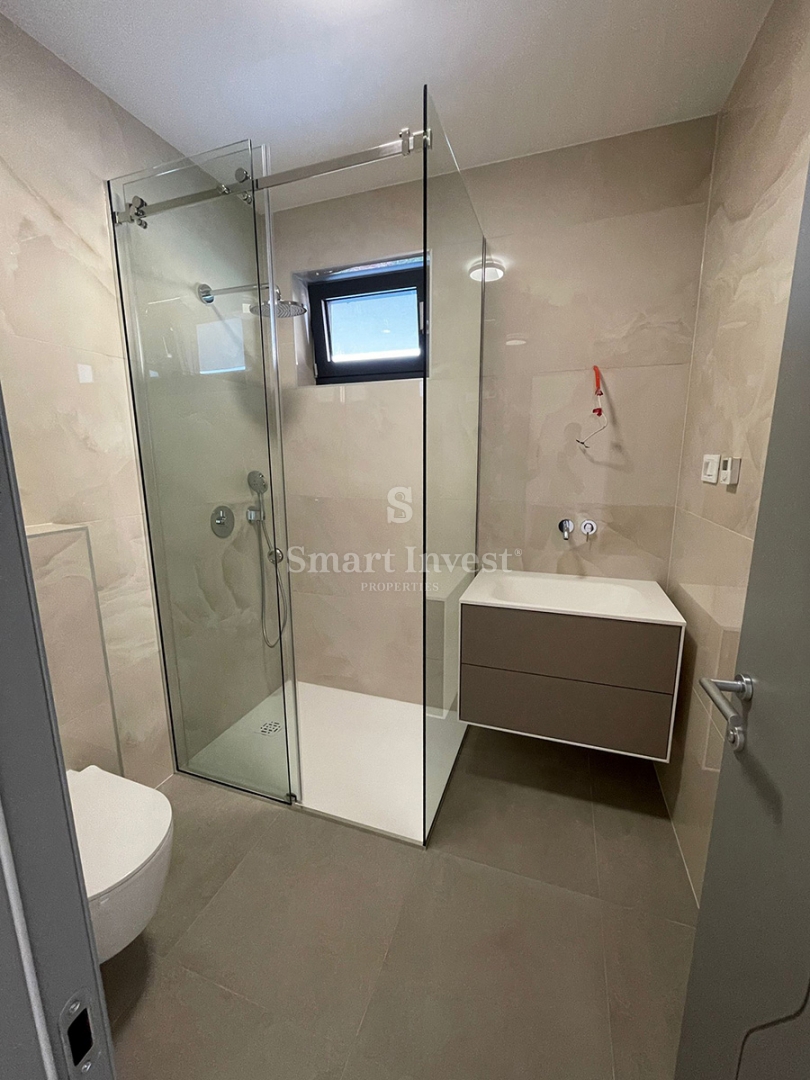 ISTRA - POMER, moderna vila z ogrevanim bazenom tik ob morju in marini