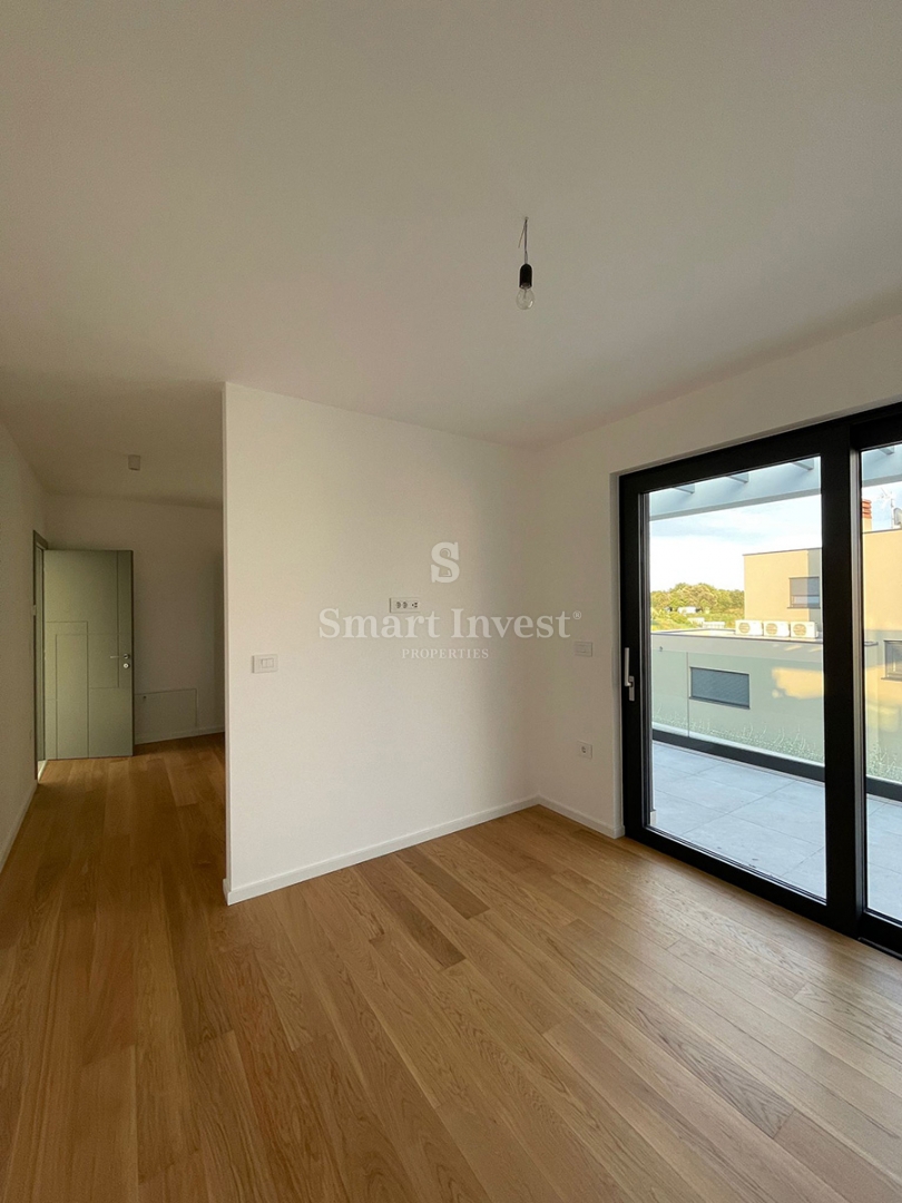 ISTRA - POMER, moderna vila z ogrevanim bazenom tik ob morju in marini