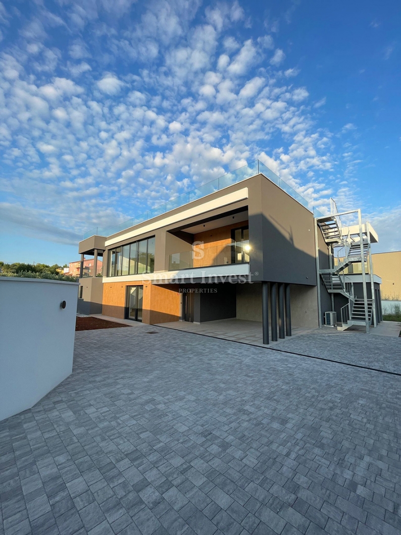 ISTRA - POMER, moderna vila z ogrevanim bazenom tik ob morju in marini