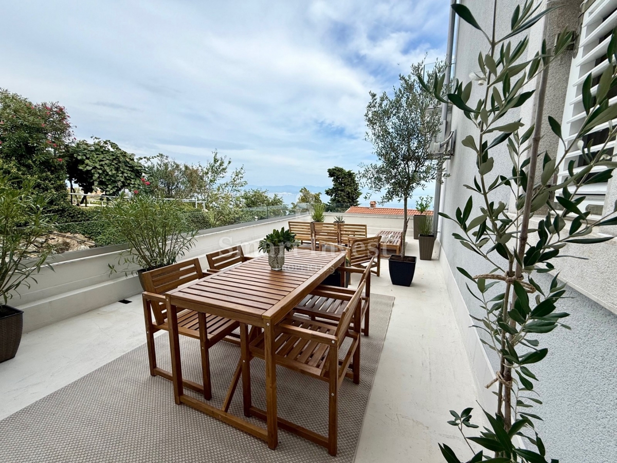 LOVRAN, 3-sobno stanovanje s teraso in pogledom na morje, IZKLJUČNO V NAŠI AGENCIJI!