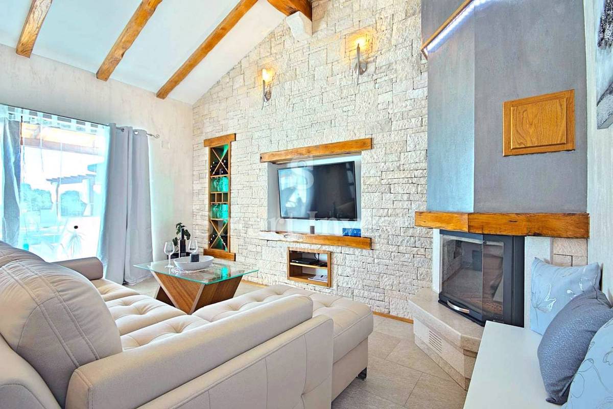 ISTRA - NOVIGRAD, Prodamo čudovito vilo z bazenom, na mirni lokaciji!