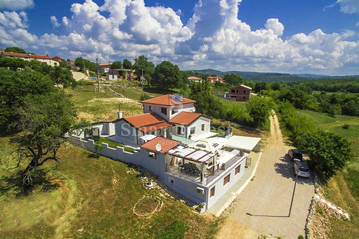 ISTRA - NOVIGRAD, Prodamo čudovito vilo z bazenom, na mirni lokaciji!