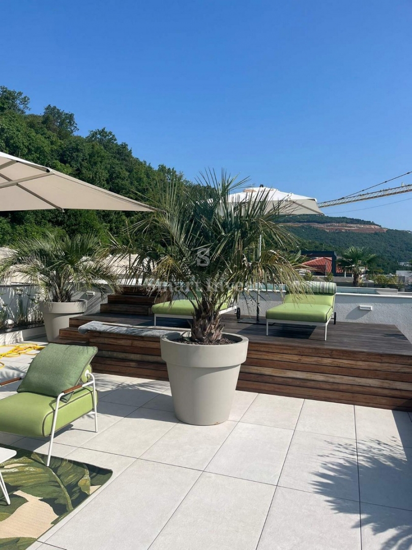 OPATIJA, luksuzni penthouse s strešnim bazenom in odprtim pogledom na morje (S3)