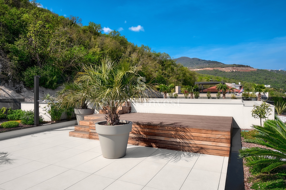 OPATIJA, luksuzni penthouse s strešnim bazenom in odprtim pogledom na morje (S3)
