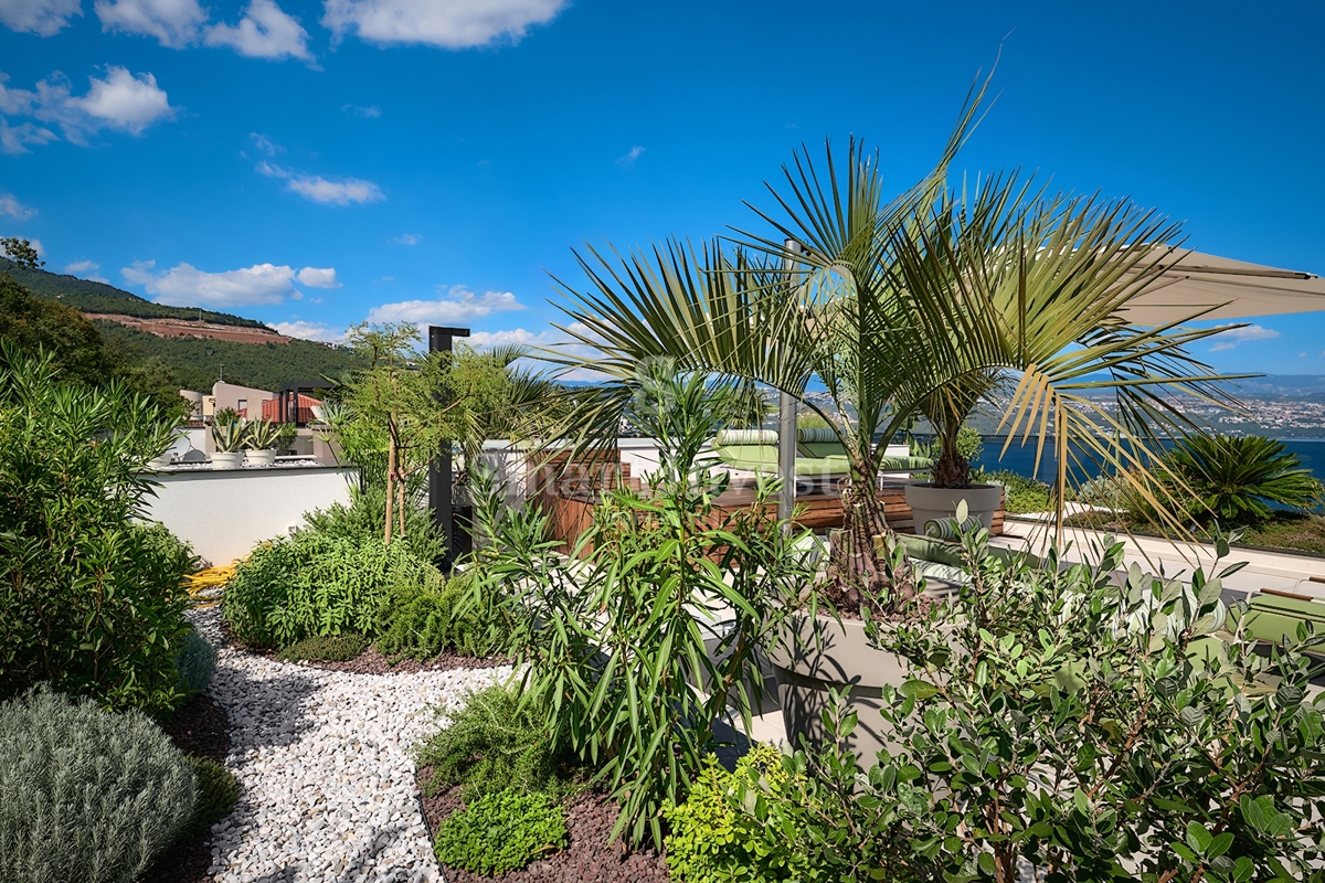 OPATIJA, luksuzni penthouse s strešnim bazenom in odprtim pogledom na morje (S3)