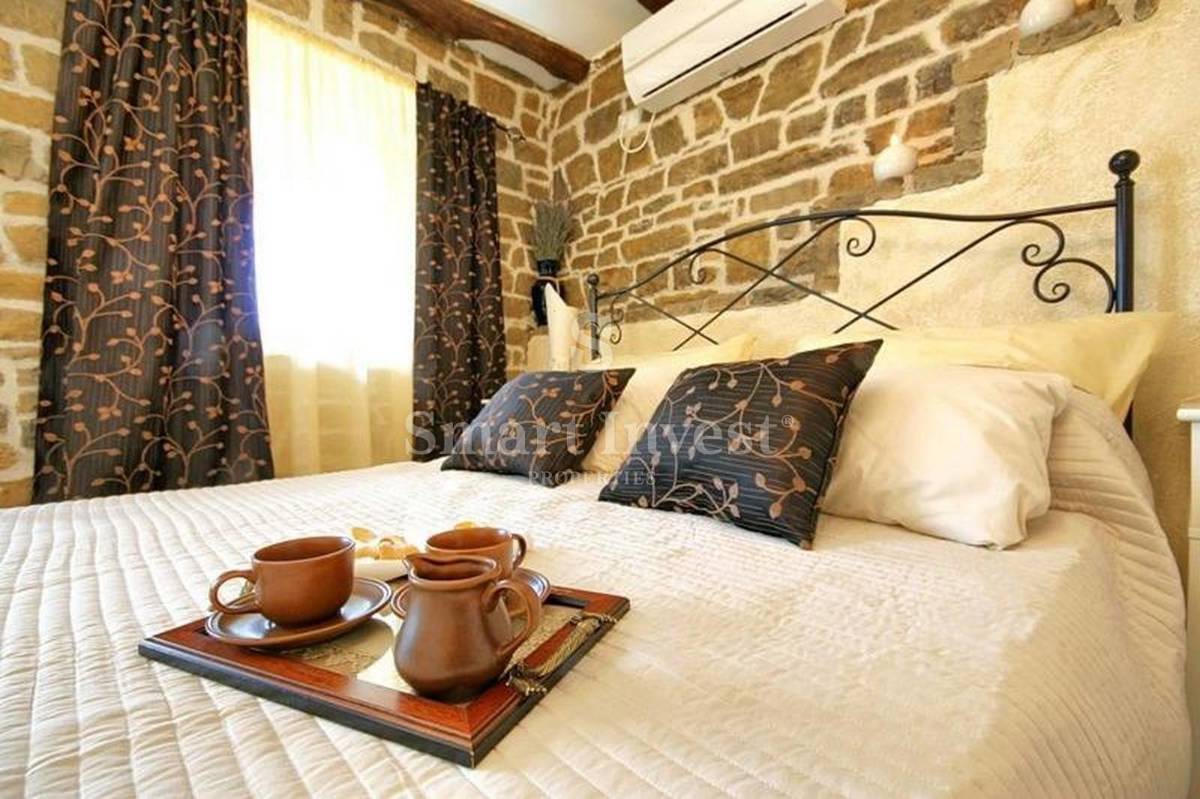 ISTRA - OPRTALJ, ISTRSKA AVTOHTONA HIŠA Z BAZENI IN PANORAMSKIM RAZGLEDOM, prodamo