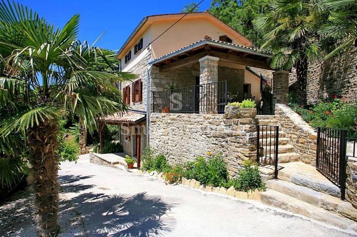 ISTRA - OPRTALJ, ISTRSKA AVTOHTONA HIŠA Z BAZENI IN PANORAMSKIM RAZGLEDOM, prodamo