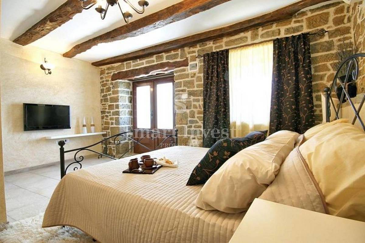 ISTRA - OPRTALJ, ISTRSKA AVTOHTONA HIŠA Z BAZENI IN PANORAMSKIM RAZGLEDOM, prodamo