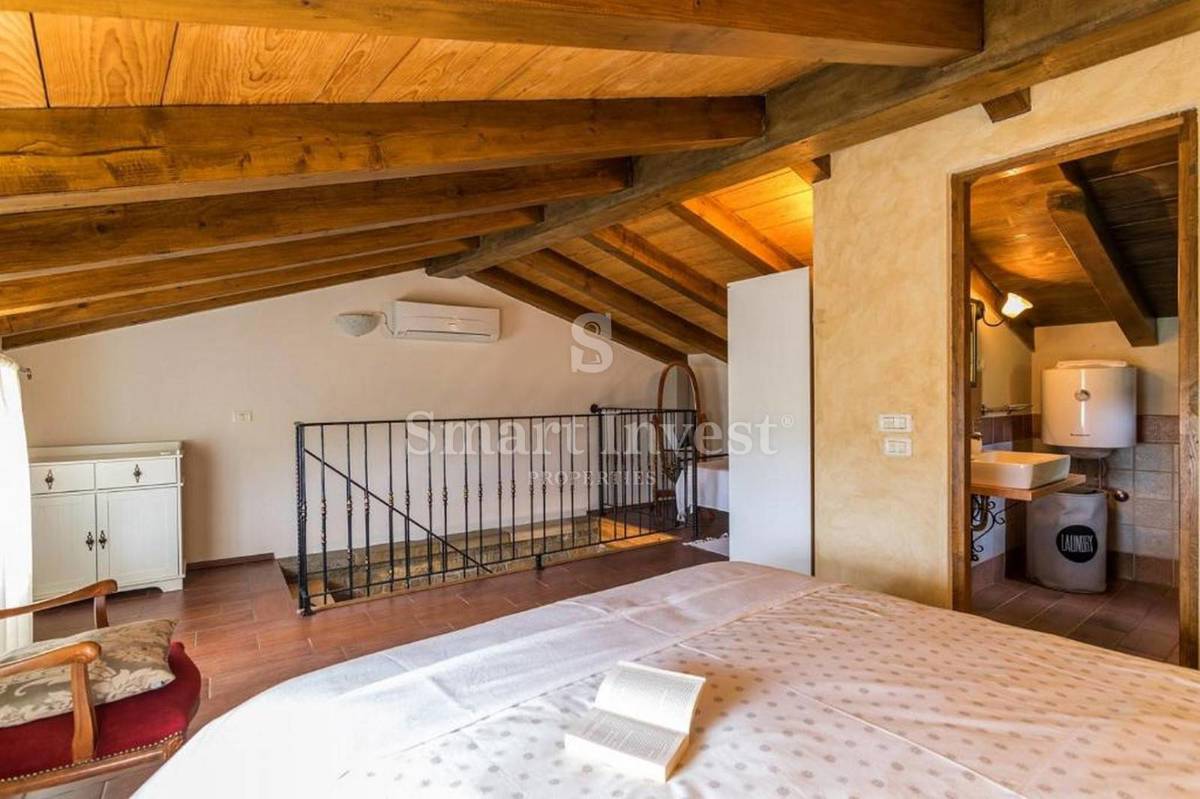 ISTRA - OPRTALJ, ISTRSKA AVTOHTONA HIŠA Z BAZENI IN PANORAMSKIM RAZGLEDOM, prodamo