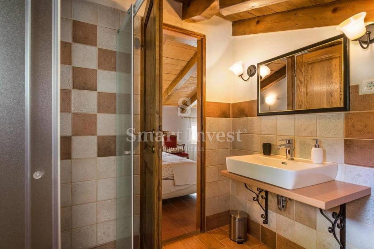 ISTRA - OPRTALJ, ISTRSKA AVTOHTONA HIŠA Z BAZENI IN PANORAMSKIM RAZGLEDOM, prodamo