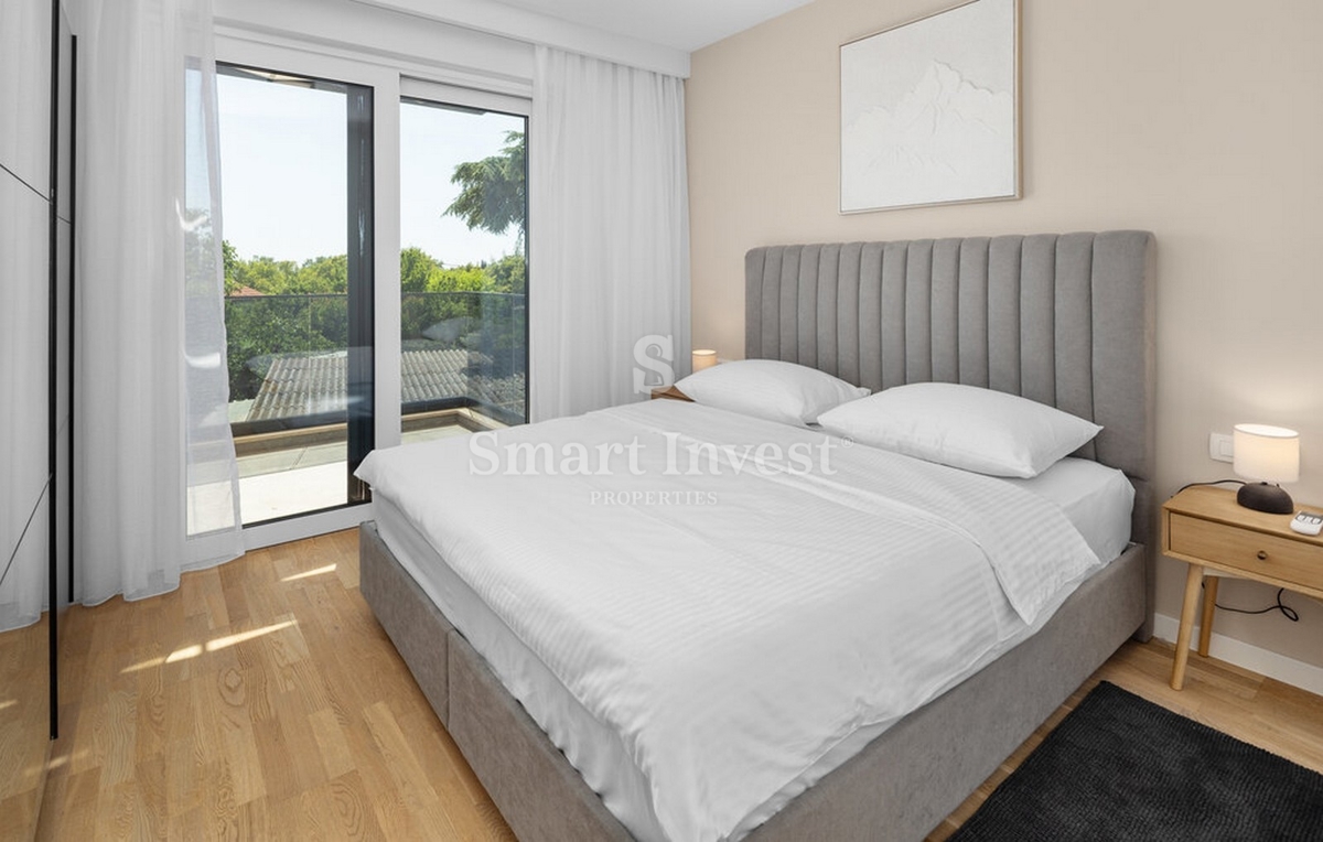 ISTRA - POREČ, Luksuzno 4-sobno stanovanje z bazenom in vrtom, prodamo