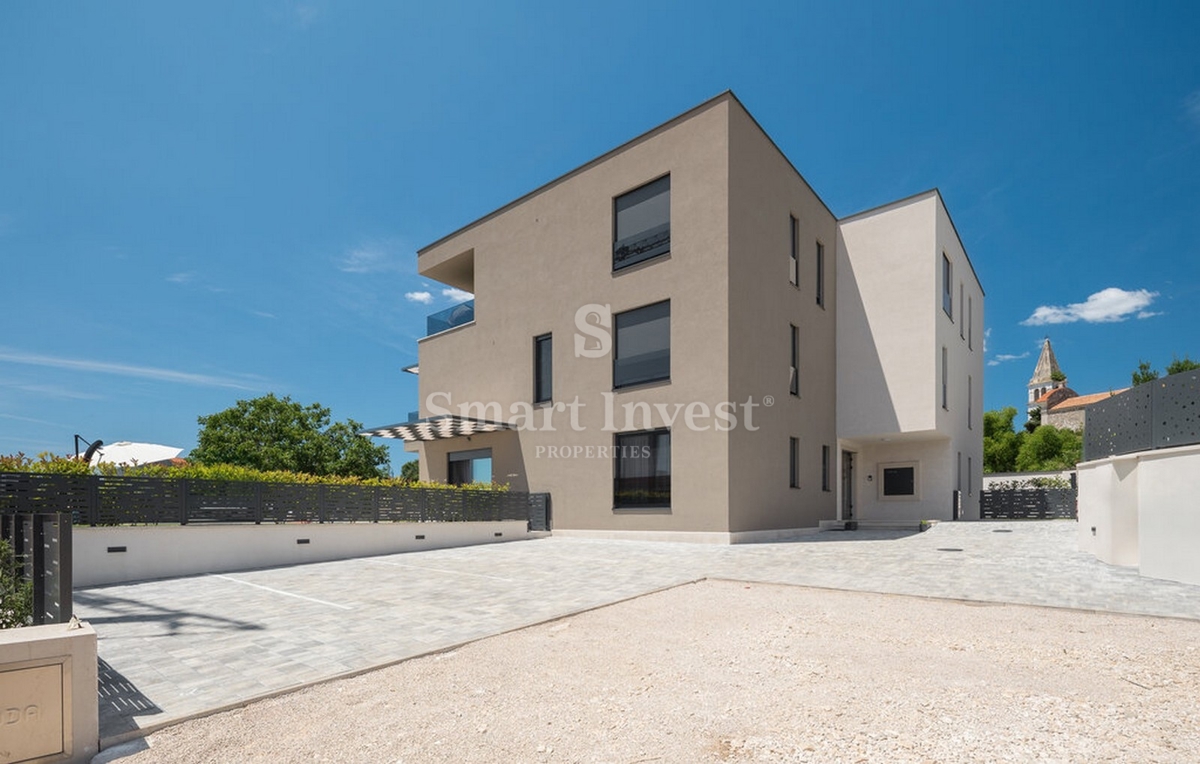 ISTRA - POREČ, Luksuzno 4-sobno stanovanje z bazenom in vrtom, prodamo