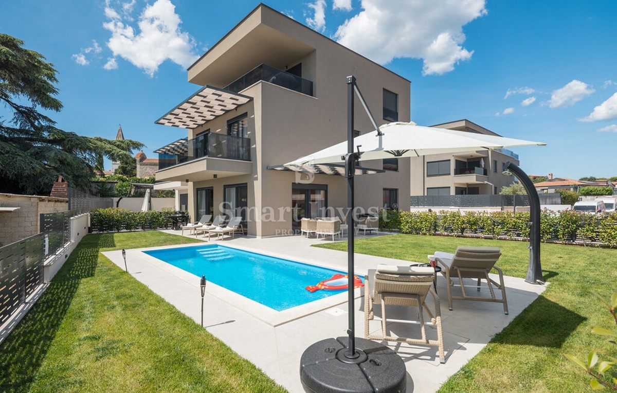 ISTRA - POREČ, Luksuzno 4-sobno stanovanje z bazenom in vrtom, prodamo