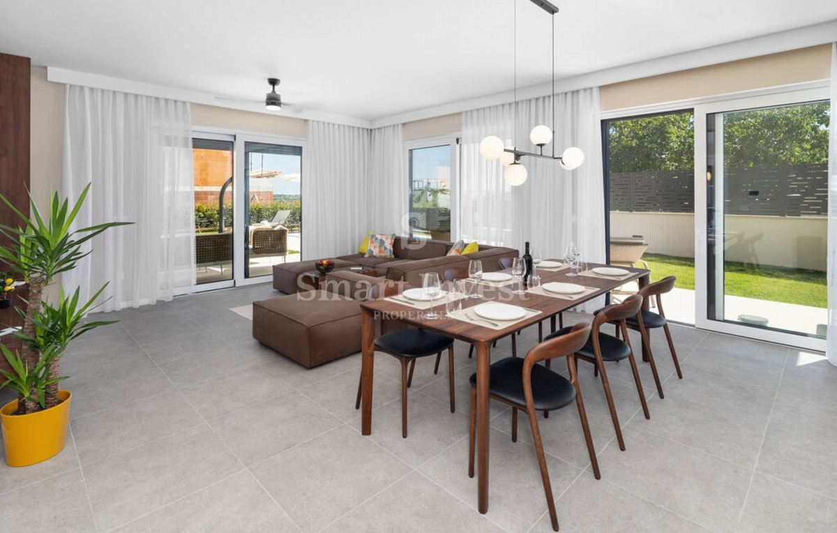 ISTRA - POREČ, Luksuzno 4-sobno stanovanje z bazenom in vrtom, prodamo