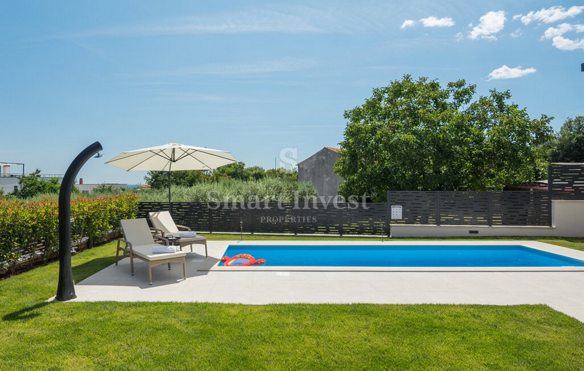 ISTRA - POREČ, Luksuzno 4-sobno stanovanje z bazenom in vrtom, prodamo