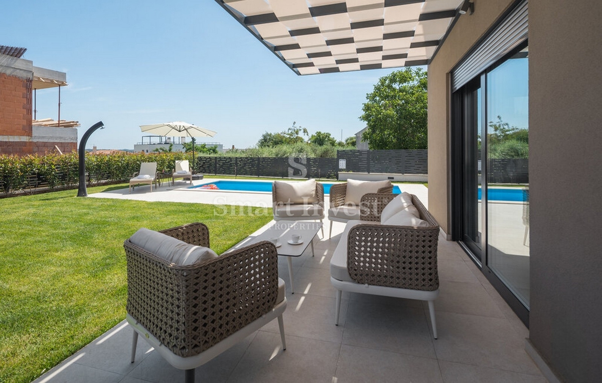 ISTRA - POREČ, Luksuzno 4-sobno stanovanje z bazenom in vrtom, prodamo