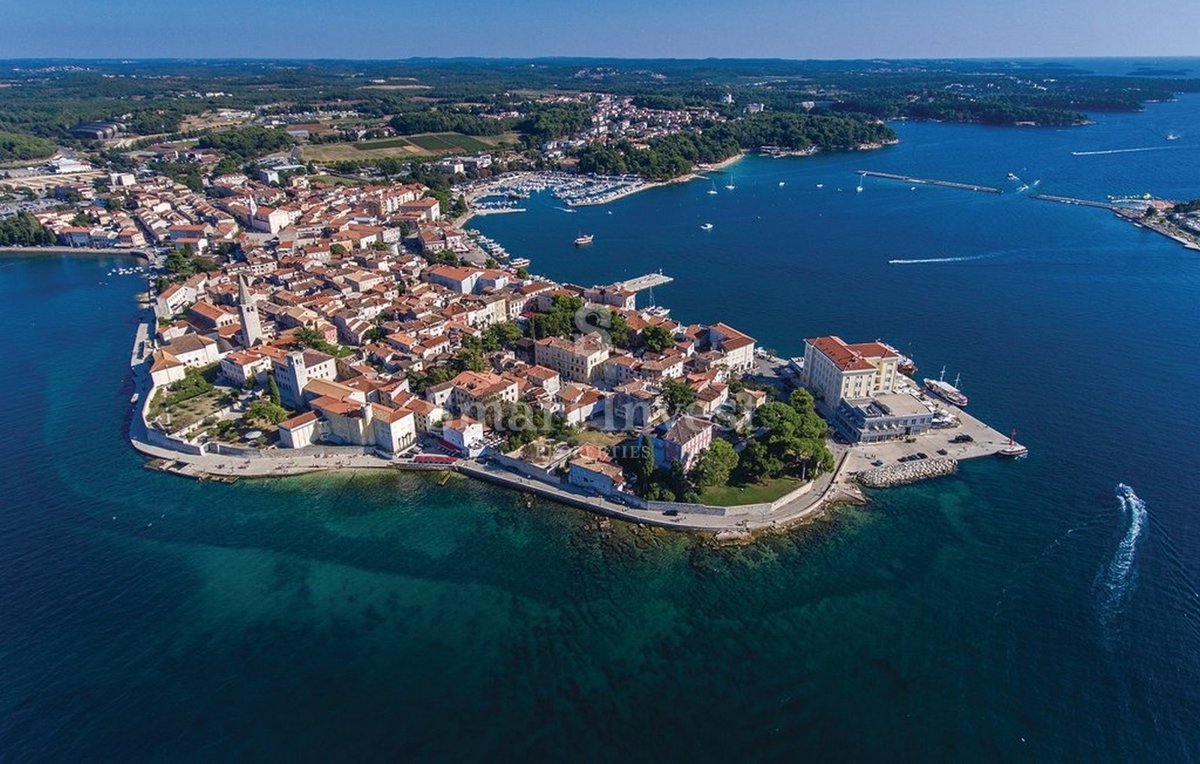 ISTRA - POREČ, Luksuzno 4-sobno stanovanje z bazenom in vrtom, prodamo