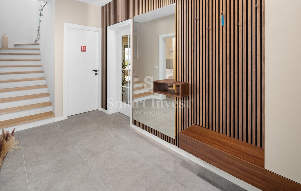 ISTRA - POREČ, Luksuzno 4-sobno stanovanje z bazenom in vrtom, prodamo